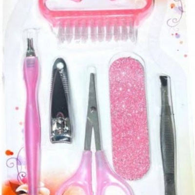 Conjunto de ferramentas de manicure em embalagem decorada com flores e texto