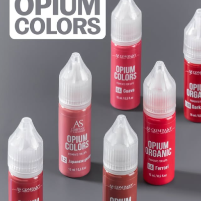 Frascos de pigmentos para lábios Opium Colors da AS Company com seis cores diferentes em fundo cinzento.