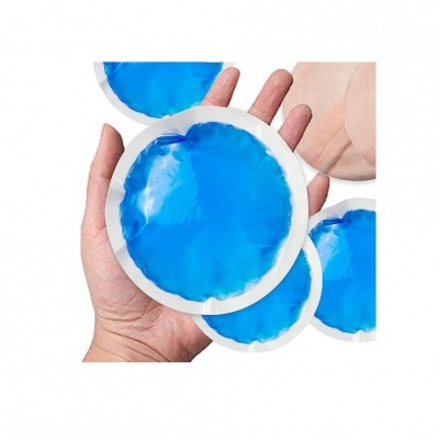 Pacote redondo de gel azul em embalagem plástica branca na mão