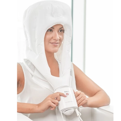 Mulher a usar capuz secador de cabelo branco com controlador