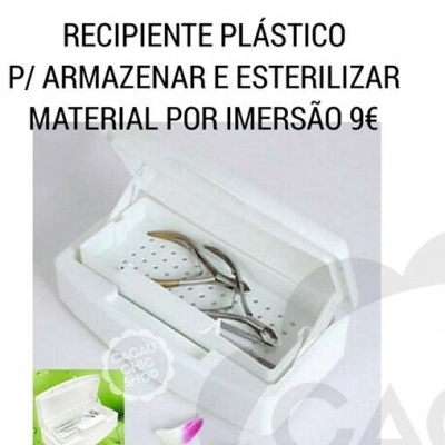 Recipiente plástico branco para armazenamento e esterilização com instrumentos dentro