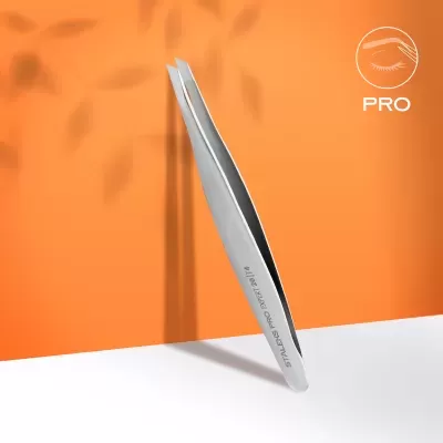 Pinça metálica prateada para sobrancelhas com fundo laranja.