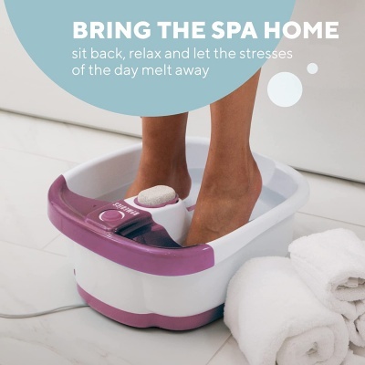 Balde de pedicure branco com detalhes roxos e pés dentro