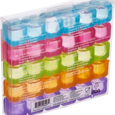 Cubos de gelo reutilizáveis coloridos em caixa transparente