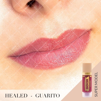 Close-up de lábios com batom rosa e frasco de batom BIOTEK