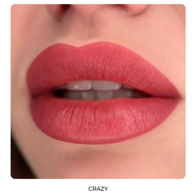 Boca com batom vermelho rosado mate