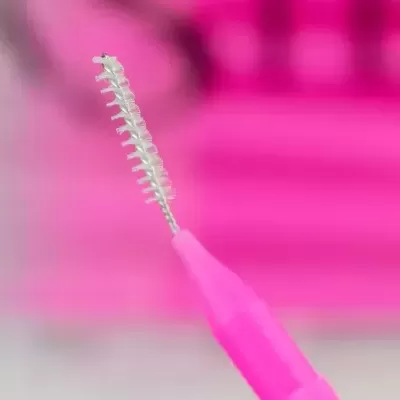 Escova interdental rosa com cerdas brancas