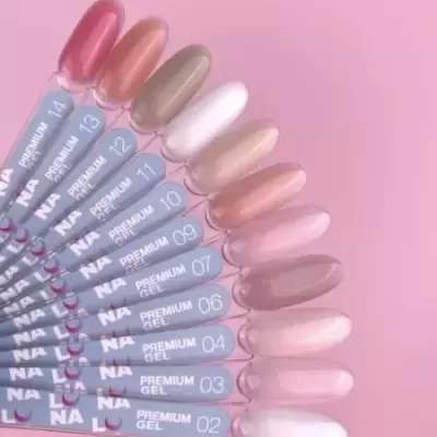 Amostras de verniz gel para unhas em tons neutros e rosados em leque sobre fundo rosa