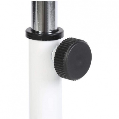 Botão preto de ajuste em tubo branco com tubo metálico cromado