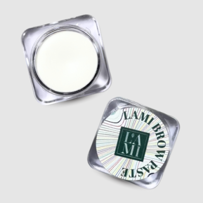 Dois potes quadrados transparentes com creme e etiqueta LAMI BROW PASTE
