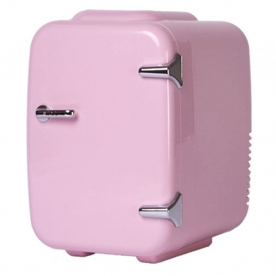 Frigorífico portátil rosa com porta e fechaduras cromadas