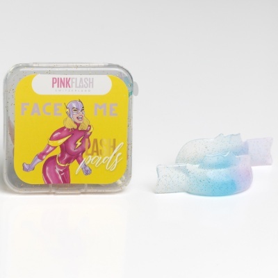 Estojo plástico transparente com tampa amarela PINKFLASH e dispositivos faciais azuis translúcidos com brilho