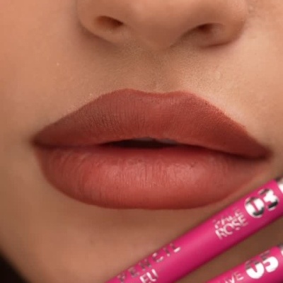Close-up de lábios com batom castanho avermelhado e dois lápis de lábios cor-de-rosa com texto branco.