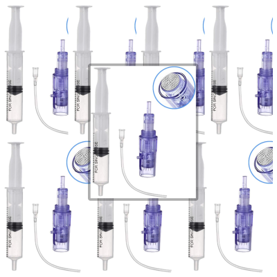 Seringas transparentes com êmbolo branco e acessórios roxos em fundo branco