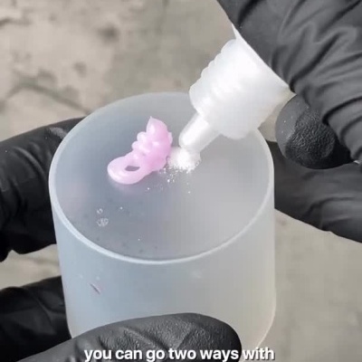 Embala de shampoo Hero Bath e aplicação do produto em pestanas com pincel