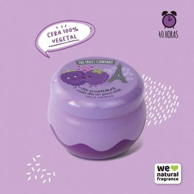 Vela moras em pote de vidro lilás com tampa decorada, texto e ilustração de amoras.