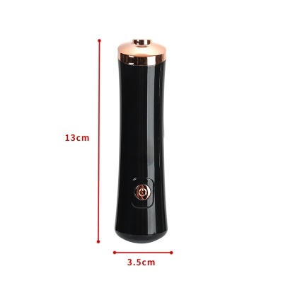 Dispositivo preto com botão dourado e fundo branco, medidas 13x3,5 cm