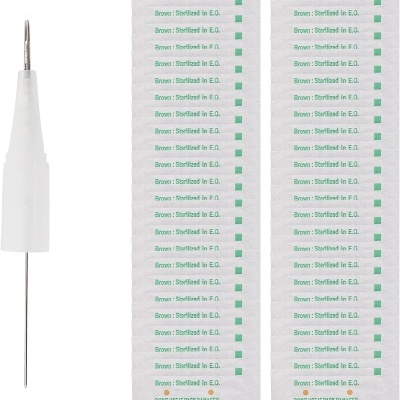 Agulha branca fina com embalagens brancas com texto verde ao lado