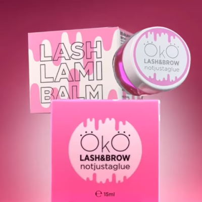 Produto para pestanas e sobrancelhas ÖKÖ LASH&BROW notjustaglue com embalagem rosa e branca.