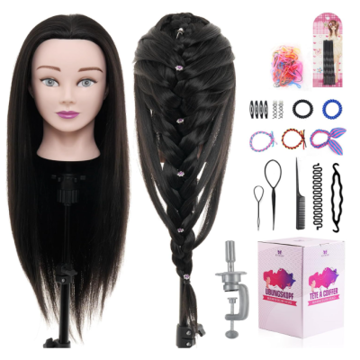 Cabeça de manequim com cabelo preto liso e trançado, acessórios para cabelo, ferramentas e caixa de papel