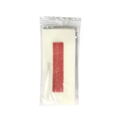 Bloco branco com faixa vermelha embalado em plástico transparente