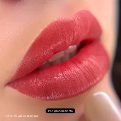 Close-up de lábios com batom rosa-avermelhado e textura suave