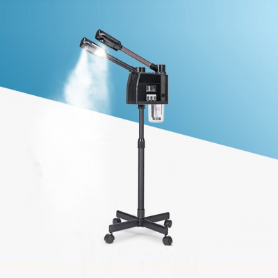 Máquina de vapor preto com braço ajustável a emitir vapor branco e base com rodas