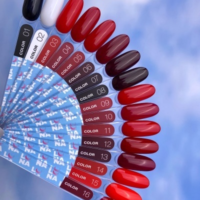 Amostras de verniz de unhas em várias cores numeradas contra fundo de céu azul com nuvens