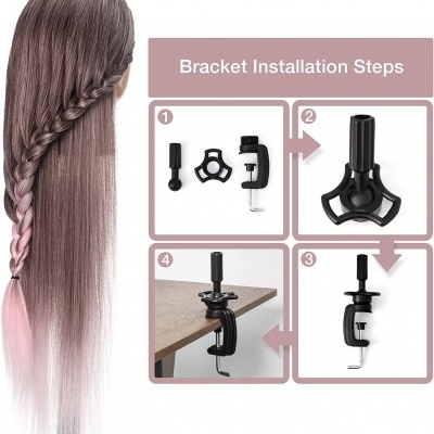 Etapas de instalação de braçadeira preta em mesa de madeira, ao lado de cabelo longo com ombré rosa.