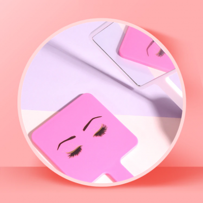 Espelho de mão cor-de-rosa com desenho de sobrancelhas e pestanas refletido numa superfície redonda