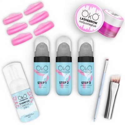 Conjunto de produtos de beleza ÖKÖ Lash&Brow com embalagens azuis e rosa, aplicadores e pincéis.