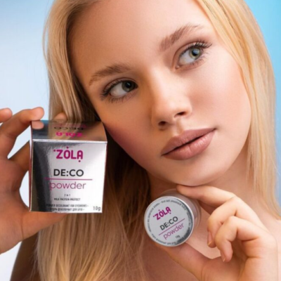 Mulher loira com produto ZÓLA DE:CO powder
