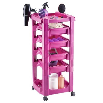 Carrinho organizador rosa com produtos de beleza