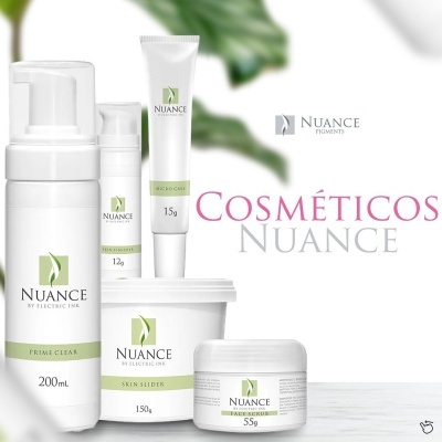 Cinco produtos cosméticos Nuance com embalagens brancas e detalhes em verde e cinza sobre superfície branca
