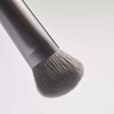 Pincel de maquilhagem prateado com cerdas cinzentas