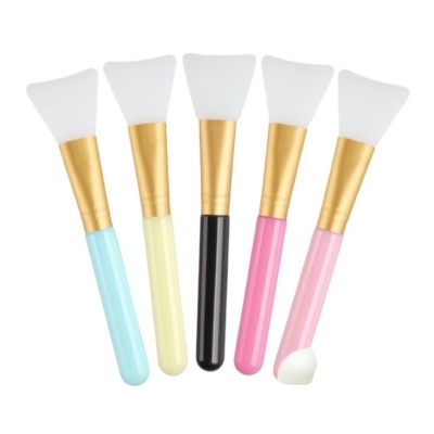 Cinco pincéis de silicone para máscaras faciais com cabos coloridos e ponteiras brancas.