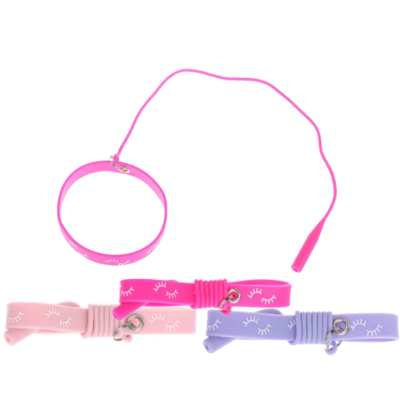 Conjunto de três trelas de silicone coloridas para animais com padrão de olhos fechados.