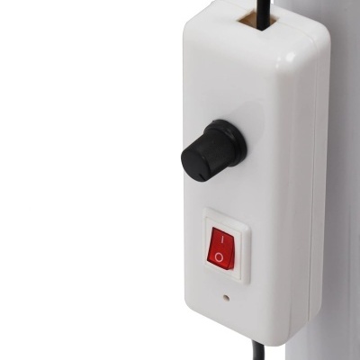 Interruptor elétrico branco com botão vermelho e botão rotativo preto