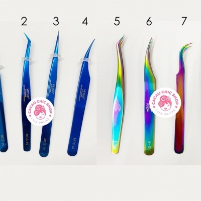 Oito pinças metálicas azuis e iridescentes numeradas sobre fundo branco.