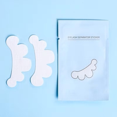 Adesivos brancos para separador de pestanas e embalagem com texto sobre fundo azul claro