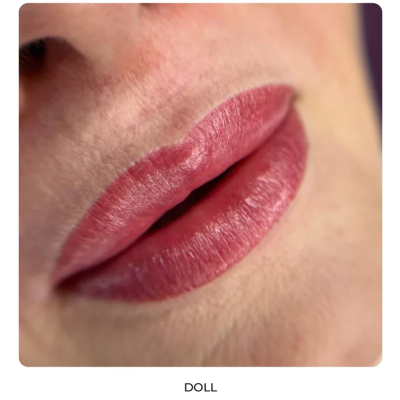 Lábios pintados com batom rosa antigo em close-up