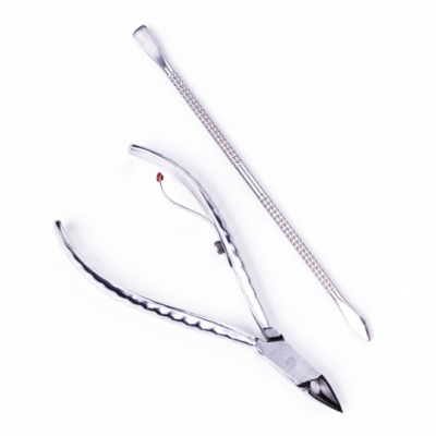 alicate de cutículas prateado com empurrador de cutículas metálico