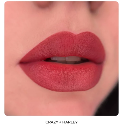 Lábios com batom vermelho mate