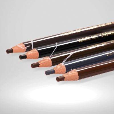 Lápis de olhos em várias cores castanhas e preto sobre fundo branco