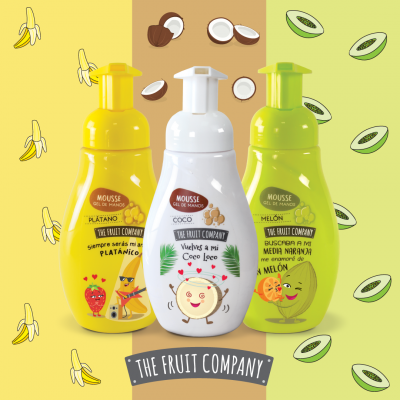 Três frascos coloridos de mousse de gel de banho com desenhos de frutas e textos em espanhol.