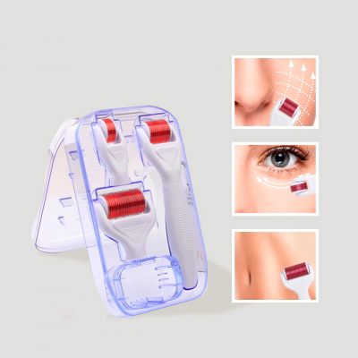 Conjunto de rolos de microagulhas com punhos brancos em caixa plástica ao lado de imagens demonstrativas de uso facial