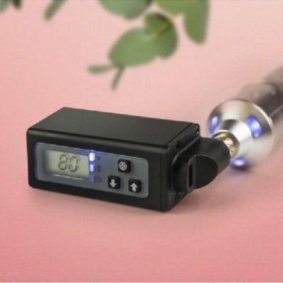 Dispositivo eletrónico preto com ecrã digital mostrando 80 e botões, ligado a peça metálica com luzes LED azuis