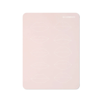 Cartão rosa com contornos de lábios e texto AS COMPANY