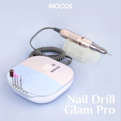 Aparelho elétrico para unhas 'Nail Drill Glam Pro' da marca INOCOS com base branca e azul e acessórios