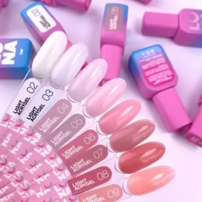 Amostras de verniz gel em tons nude com embalagens cor-de-rosa e azul